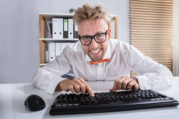 Typen op toetsenbord zakenman — Stockfoto