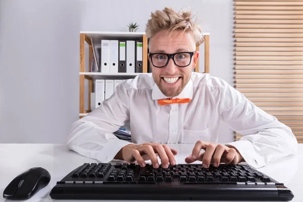 Typen op toetsenbord zakenman — Stockfoto