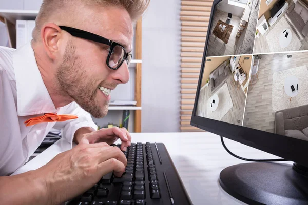 Geschäftsmann sucht Videomaterial im Büro — Stockfoto