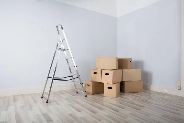 Cajas en casa nueva — Foto de Stock