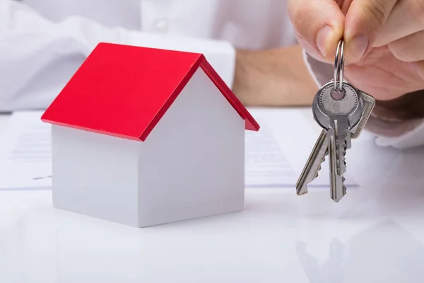 Human Holding House Keys — Stock Photo, Image