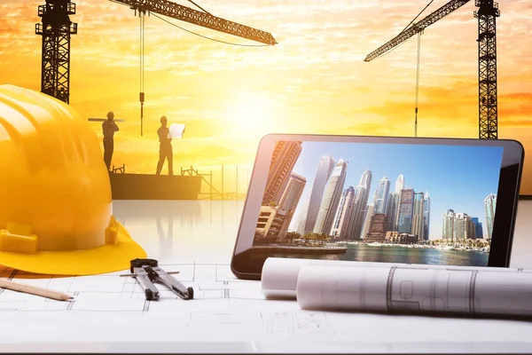 Digitales Tablet und Hardhat auf Blaupause — Stockfoto