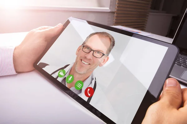 Empresário vídeo conferência com o médico — Fotografia de Stock