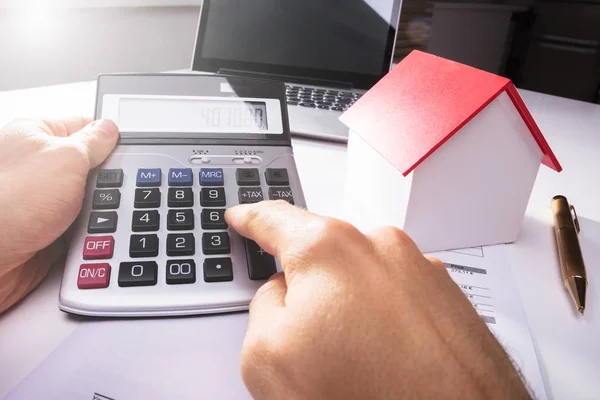 Businessman Using Calculator — Stock Photo, Image