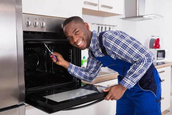 Repairman Fixing Kitchen Oven — Stock Photo, Image