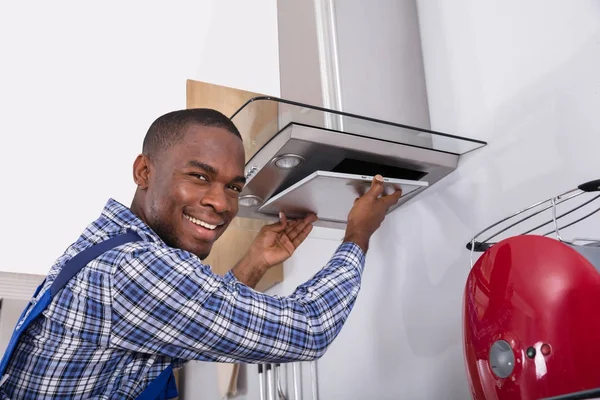 Africano Masculino Fixação filtro de cozinha — Fotografia de Stock