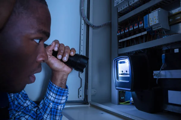 Électricien examinant un compteur électrique — Photo