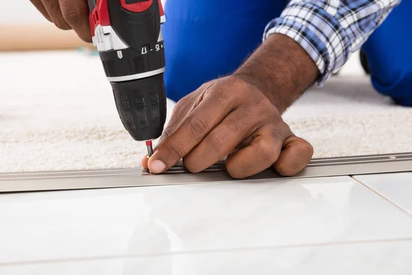 Manos instalando alfombra —  Fotos de Stock