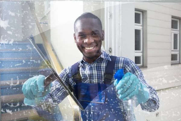 男工人清洗玻璃 — 图库照片