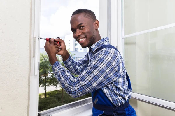 Handyman fastställande glasfönster — Stockfoto