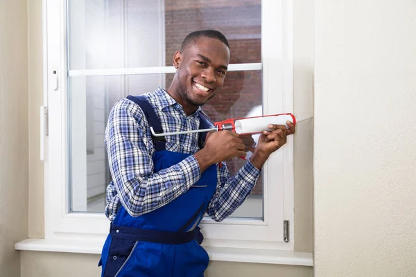 Arbetstagare tillämpa silikon tätningsmaterial — Stockfoto