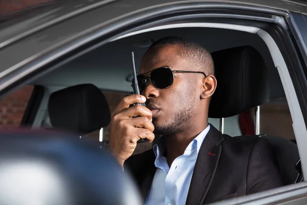 Homem sentado dentro do carro — Fotografia de Stock