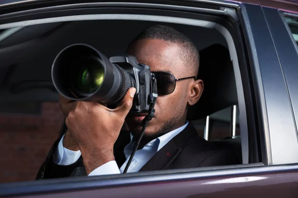 Detective sentado dentro del coche — Foto de Stock