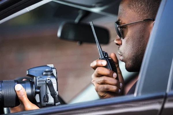 Detektiv sedí uvnitř automobilu — Stock fotografie