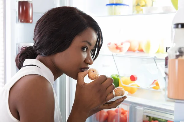 Woman Eating Cookie — Stock Photo, Image