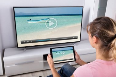 dijital tablet kullanan kadın 