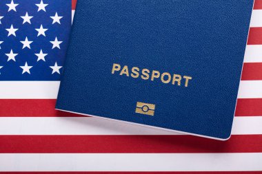 Pasaport Amerikan bayrağı üzerinde