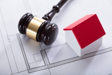 Ev modeli ve plan üzerinde tokmak