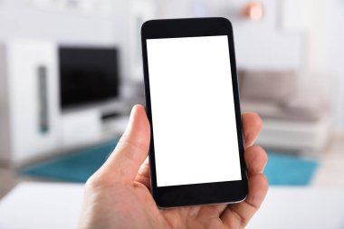 Kişi holding smartphone 