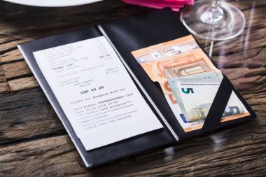 Bill ve ahşap masa üzerinde banknot