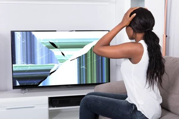 Mujer mirando televisión rota —  Fotos de Stock