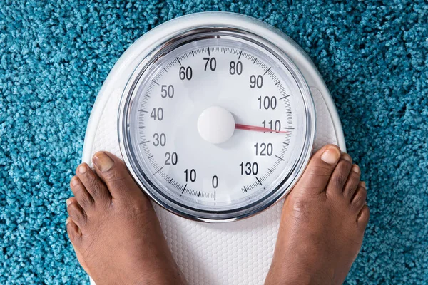 Human Feet On Weighing Scale — Stock Photo, Image