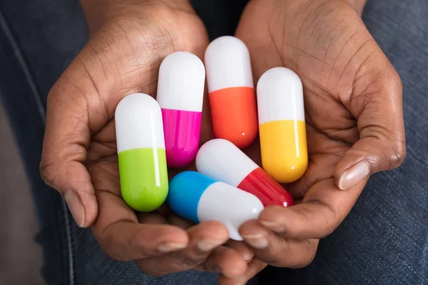 Umano con varietà di pillole di medicina — Foto Stock