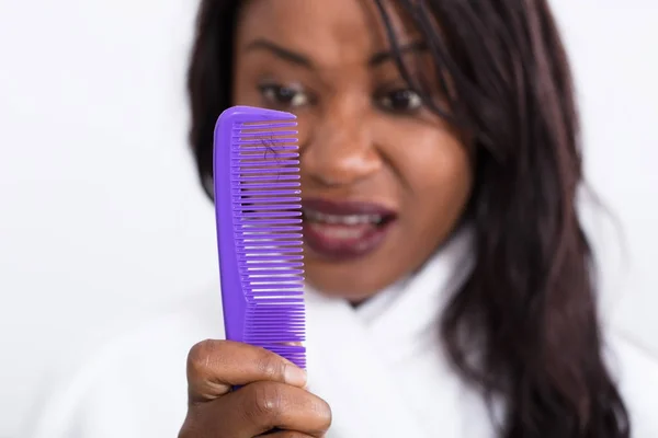 Donna guardando la perdita di capelli — Foto Stock