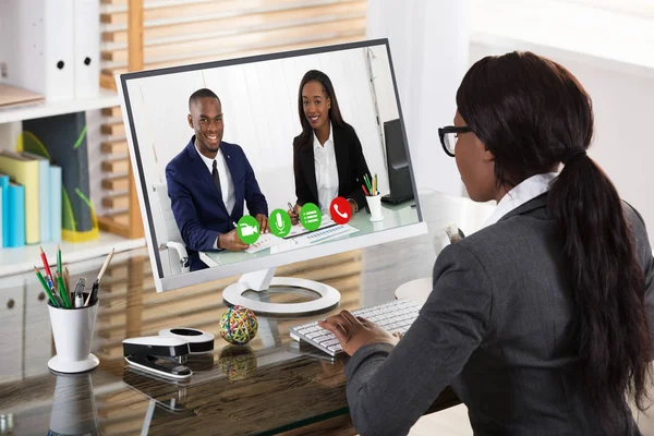 Mulher de negócios Videoconferência com colegas — Fotografia de Stock