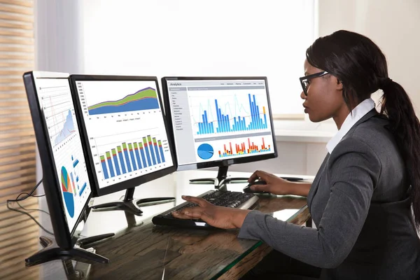 Mujer de negocios mirando a la computadora — Foto de Stock