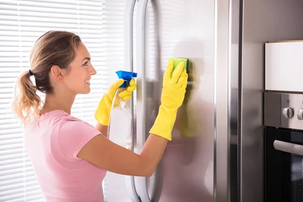 Woman Cleaning Refrigerator — Stock Photo, Image