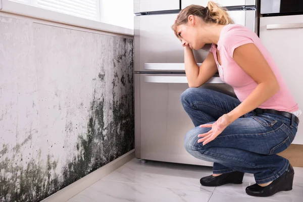 Vrouw kijken naar muur — Stockfoto