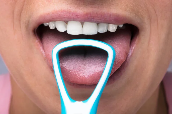 Kobieta do czyszczenia języka — Zdjęcie stockowe