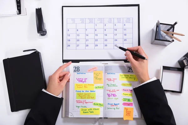 Businesswoman Marking Schedule — Stock Photo, Image