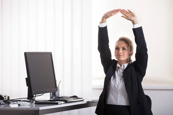 Affärskvinna Stretching armar — Stockfoto