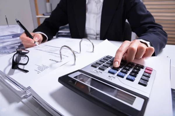 Empresário calculando a fatura — Fotografia de Stock