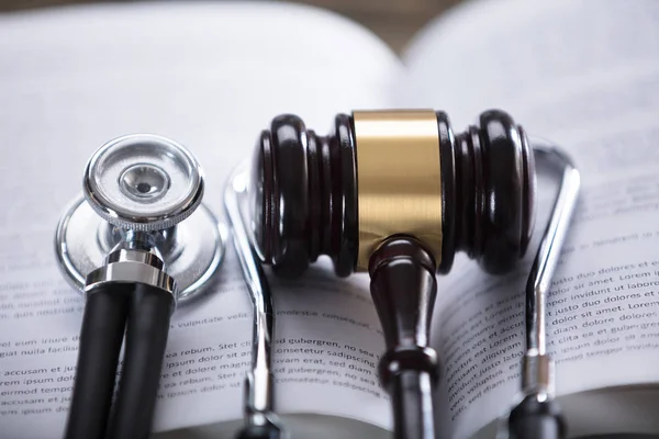 Gavel en el libro de derecho abierto — Foto de Stock