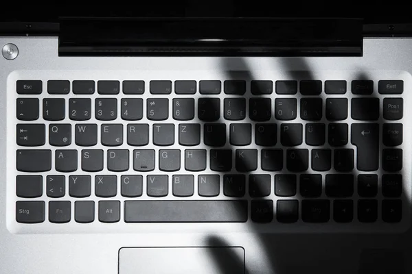 Handschatten am Laptop — Stockfoto