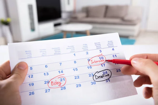 Person Marking Date — Stock Photo, Image