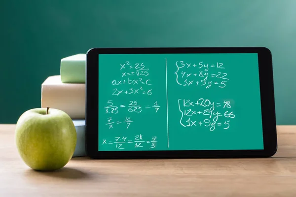 Математичні рівняння на екрані — стокове фото