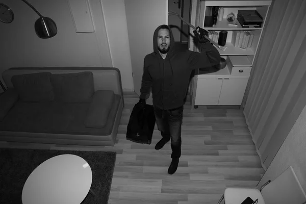 Robber essayant de briser la caméra de vidéosurveillance — Photo