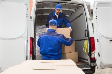 Karton kutu taşıyan iki Movers