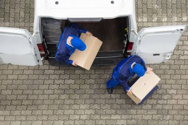 Kutuları boşaltma teslim erkekler