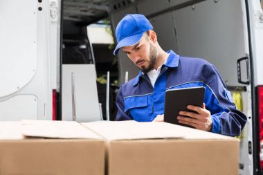 Erkek işçi kullanarak Tablet