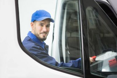 Gülümseyen genç erkek işçi