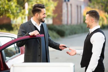 İşadamı vererek anahtarına Valet