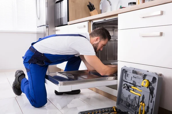 Технический ремонтник посудомоечной машины — стоковое фото