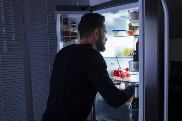 Hombre mirando el refrigerador —  Fotos de Stock