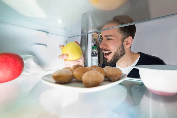 Junger Mann mit frischem Obst — Stockfoto