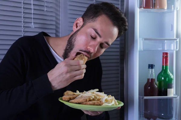 Людина їсть смажену їжу — стокове фото